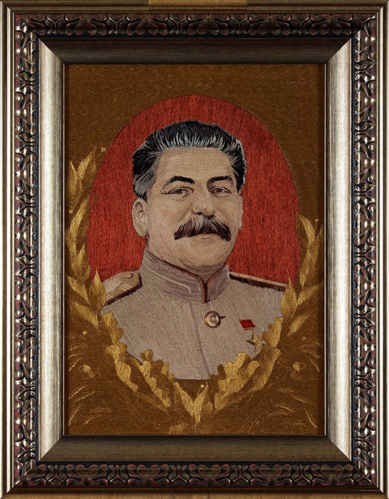 Вышивка гладью «И.В. Сталин». СССР, автор Овчинникова. 1940-е. Ткань, вышивка. Размер 45,5x31,5 см (в свету).