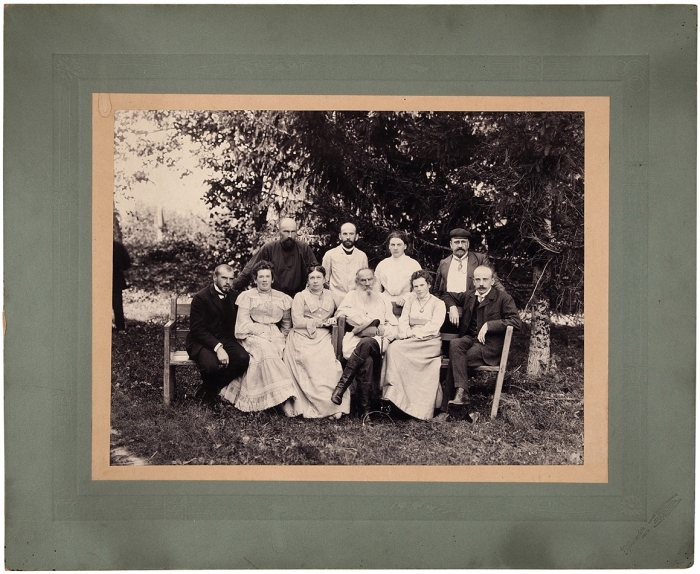 Семейная фотография Льва Толстого в день его 75-летия / фот. Ф. Протасевич. 1903.