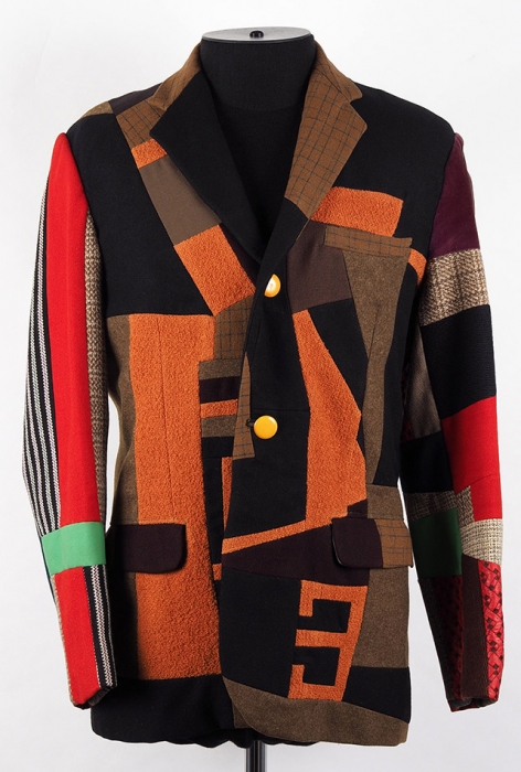 Собственноручно скроенный и сшитый Эдуардом Лимоновым пиджак, состоящий из 114 лоскутов разноцветных тканей. Начало 1970-х годов.