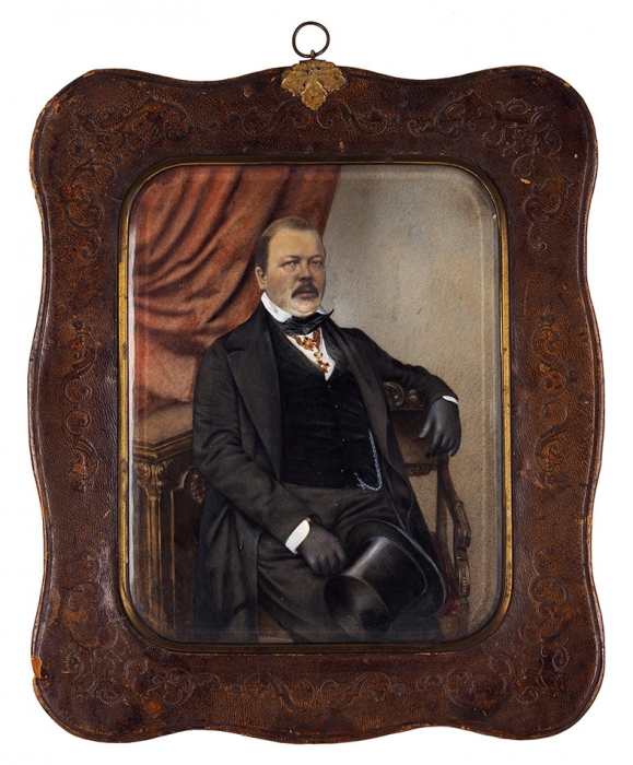 Неизвестный автор «Мужской портрет». 1880-е. Раскрашенная фотография. Рамка — кожа, тиснение, латунь. Размер 32x27 см.