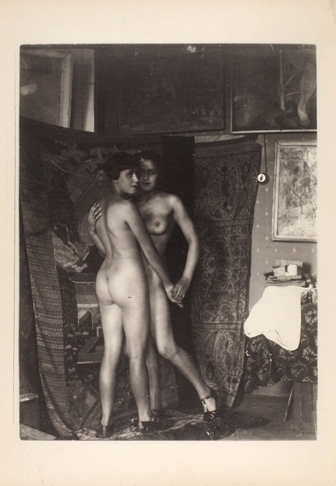 Фотография: Две обнаженные в мастерской художника Н.П. Крымова (?). [1920-1930-е гг.].