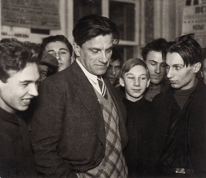 Фотография: Владимир Маяковский на выставке «20 лет работы» / фот. Д. Штерернберг. 1930 (снимок); 1950-е гг. (отпечаток).