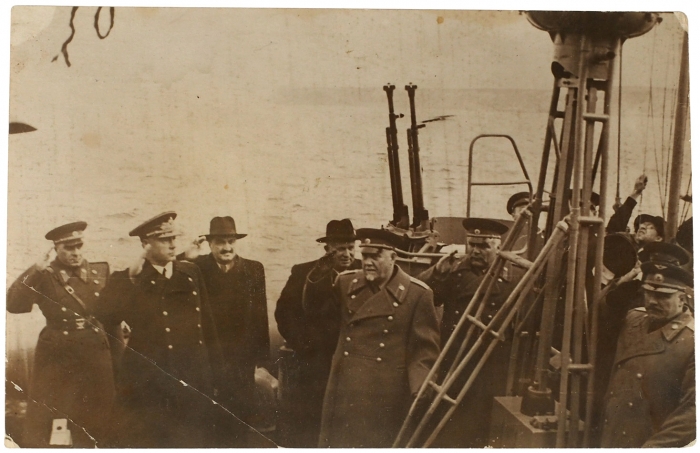 Фотография «Булганин, Хрущев, Малиновский, Микоян на крейсере „Калинин“». [Комсомольск-на-Амуре], 1954.