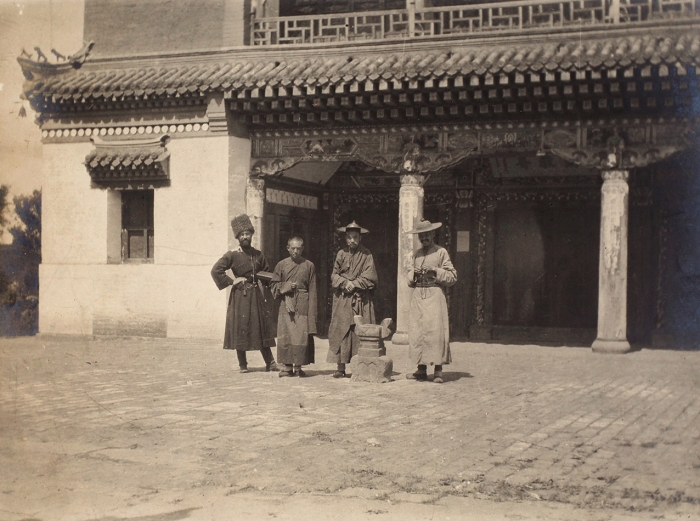 Фотография «Русский казак и трое буддийских священнослужителя на фоне Дацана в Маньчжурии». [Б.м, 1910-е гг.].