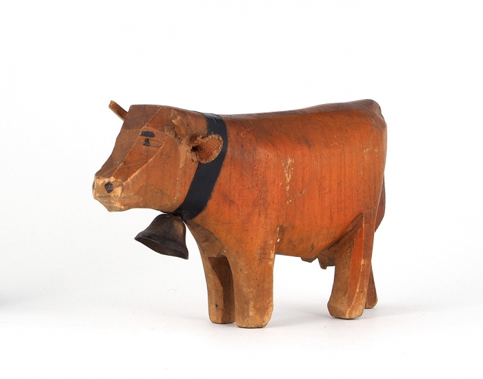 Игрушка «Корова» по образцам Н.Д. Бартрама. 1900-е. Липа, резьба, роспись. Длина 15 см, высота 9 см, ширина 4 см.