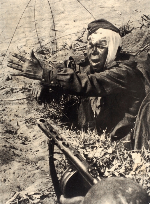 [Символ Великой Отечественной войны] Фотография «Политрук продолжает бой» / фот. И. Шагина. Рига, 1944.