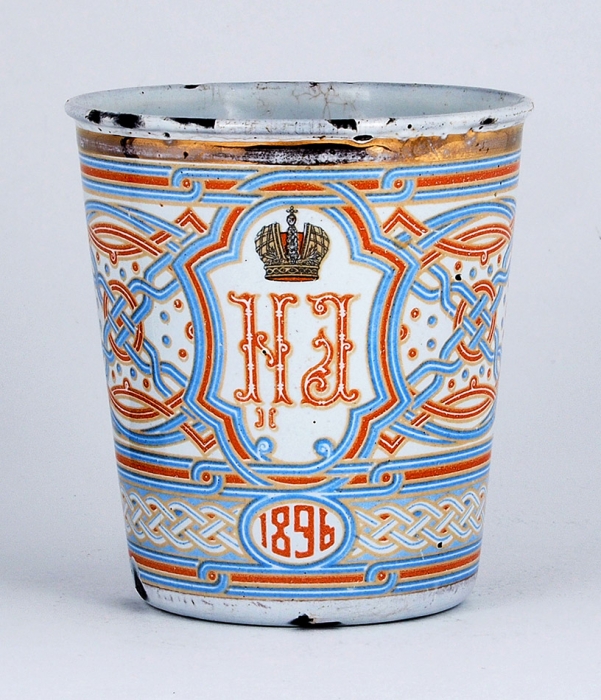Стакан, изготовленный по случаю коронации императора Николая II. 1896. Металл, эмаль, накатка золотом. Высота 10,3 см.