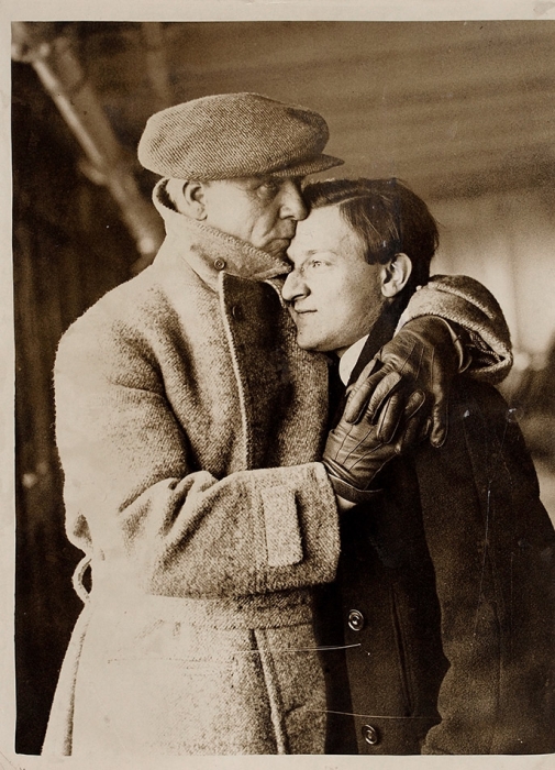 Фотография: Нежное прощание Ф.И. Шаляпина с сыном. Лондон, [1926].