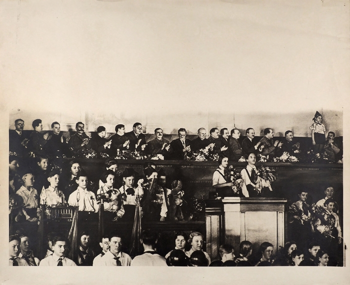 [Как Сталина сделали крайним] Групповая фотография партийных деятелей на торжественном мероприятии с участием пионеров. 1930-е гг.