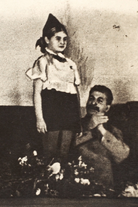 [Как Сталина сделали крайним] Групповая фотография партийных деятелей на торжественном мероприятии с участием пионеров. 1930-е гг.