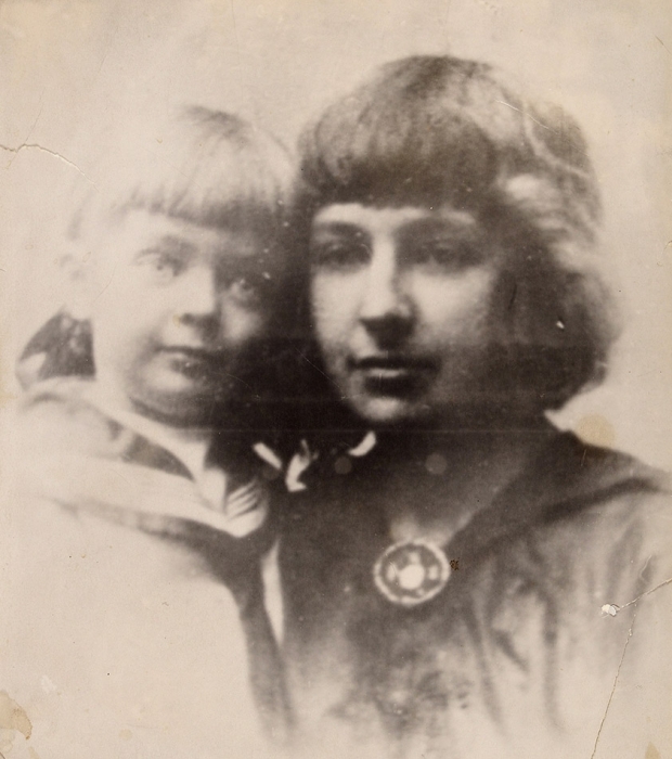 Фотография «Марина Цветаева с дочерью Ариадной». М., 1916.