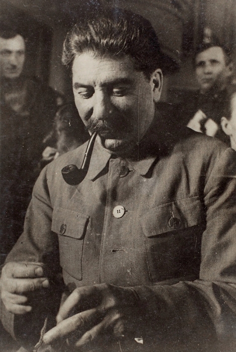 Фотография Сталина с трубкой. [М., 1930-е гг.].