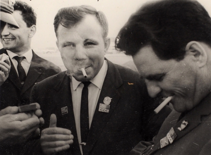 Фотография «Веселый Гагарин с сигаретой». Б.м., [1960-е гг.].