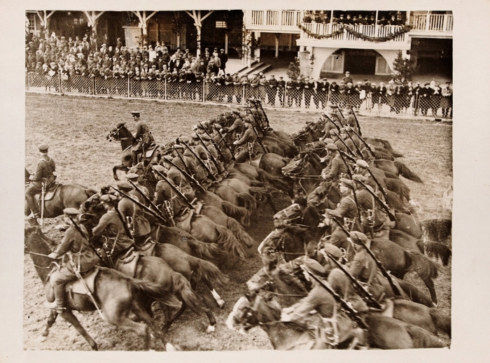 Фотография «Торжественный марш кавалеристов Особой кавалерийской бригады им. Сталина на 10-летний юбилей». М., 1934.