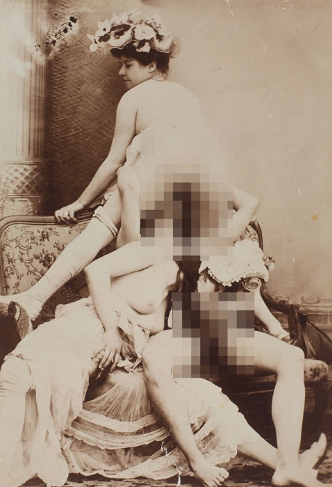 Лот из двух эротических фотографий. [1900-е гг.].
