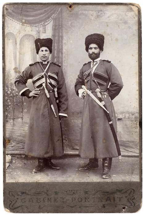 Фотография кабинетого формата «Два казака Собственного Его Величества Конвоя». [Б.м., 1900-е гг.].
