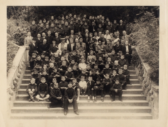 Групповая фотография воспитанников Кадетского корпуса во время французской эмиграции. Версаль: Фотоателье «Photo Bessard», [1920-е гг.].