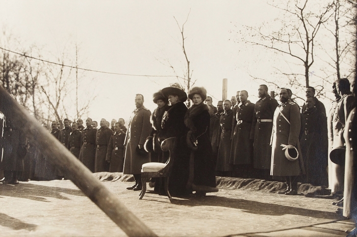 Император Николай II, императрица Александра Федоровна с дочерьми во время молебна / фот. К. Булла. 1914.
