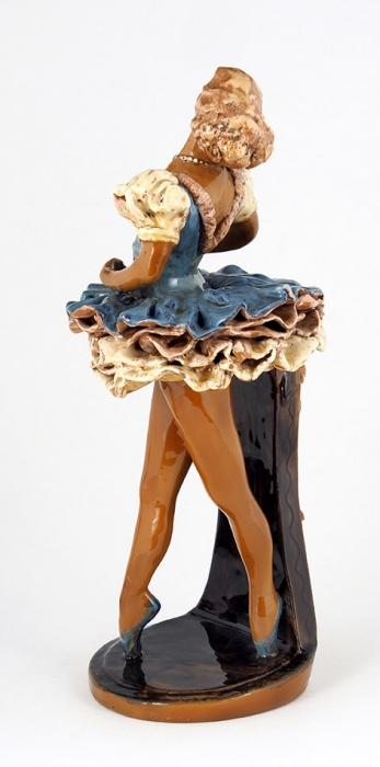 Скульптура «Балерина». Латвия, скульптор Эльза Зариня (Elza Zarina) (1907-1997). 1946. Керамика, роспись. Высота 27,5 см.