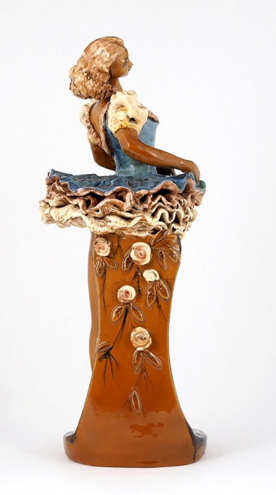 Скульптура «Балерина». Латвия, скульптор Эльза Зариня (Elza Zarina) (1907-1997). 1946. Керамика, роспись. Высота 27,5 см.
