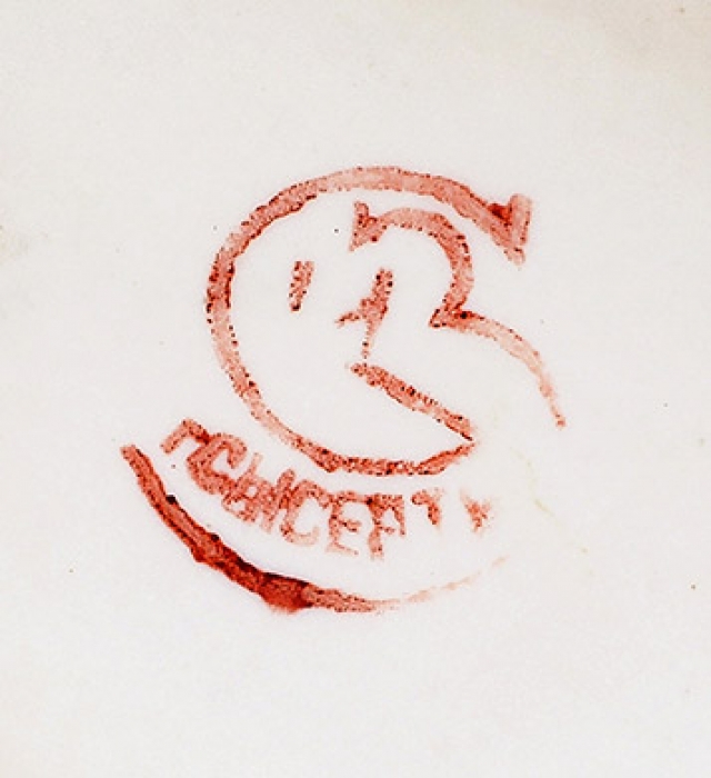 Графин «Белый лебедь». СССР, Сысертский завод керамических изделий. 1962-1967. Фарфор, крытье, золочение. Высота 25 см.