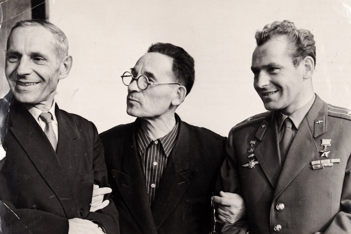 Фотография «Г. Титов, С. Титов и А. Топоров [автограф] в редакции газеты «Известий». М., 1961 (18. X.).