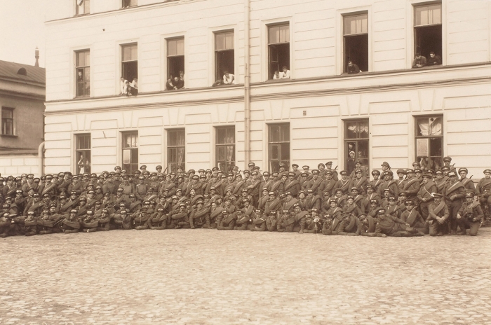 Фотография «Группа офицеров и солдат 2-й мотоциклетной роты». Петроград, 1914 г.