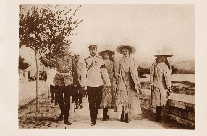 Фотооткрытка «Император Николай II со своими тремя дочерьми». Франция: Fabrique en France, [1920-е гг.].