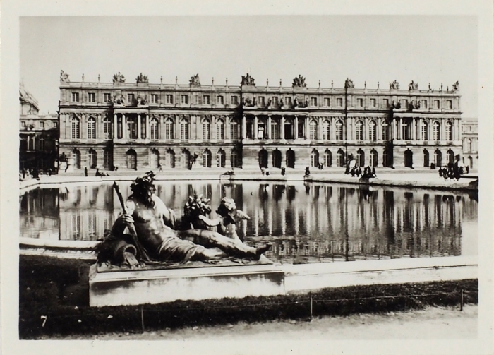 Комплект из 20 фотографий с видами Версаля. Б.м., б.г.