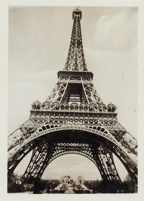 Комплект из 20 фотографий с видами Парижа. Б.м., б.г.