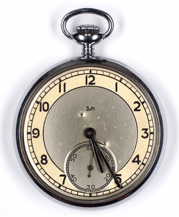 [Эти часы отсчитывали время при беседах с товарищем Сталиным] Карманные часы «ЗиМ» (экз. № 1), подаренные Н. Швернику. Куйбышев, 1946.