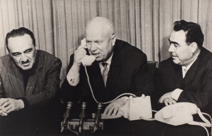 Фотография «Хрущев, Микоян, Брежнев. Разговор по телефону с космонавтами». М., 1961-1964.