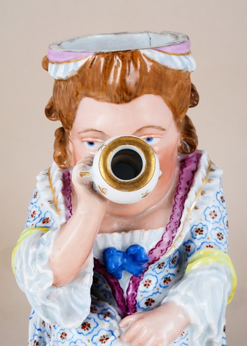 Сосуд в виде фигуры женщины с кружкой пива. Западная Европа. Вторая половина XIX века. Фарфор, надглазурная роспись. Высота 20,2 см.