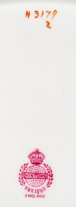 Тарелка с аллегорическим изображением стран Антанты: России, Франции и Англии. Англия, фабрика Минтона. Первая половина ХХ века. Фарфор, роспись, золочение. Диаметр 32 см.