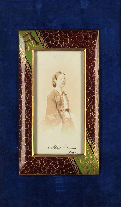 Фотография великой княжны Марии Александровны (?) с ее автографом в роскошном футляре с монограммой. [1880-е гг.].