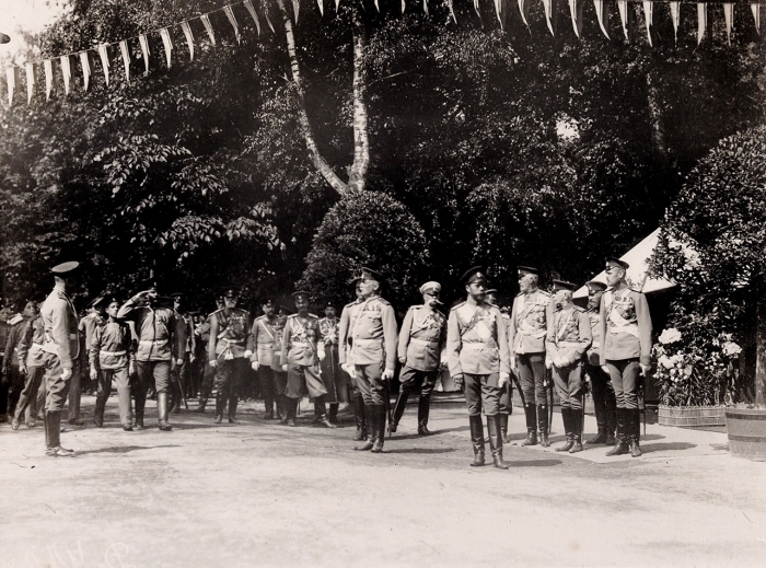 Фотография «Император Николай II и Великий князь Николай Николаевич младший среди офицеров». [1910-е гг.].