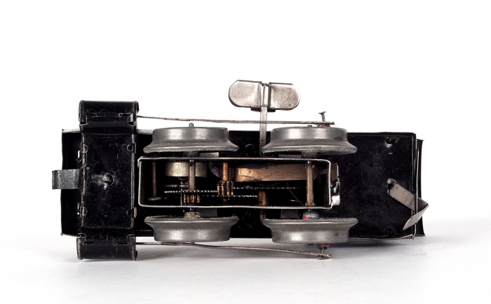[Редчайшая игрушка] Механический бесколейный паровоз с часовым мезанизмом, с прицепом для угля и 5 пассажирскими вагонами. Польша, 1930-е гг.