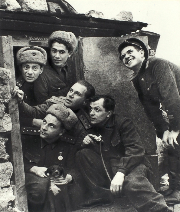 Фотография «У землянки военкоров» / фот. Е. Халдея (?). Керчь, поселок Капканы, 1944.