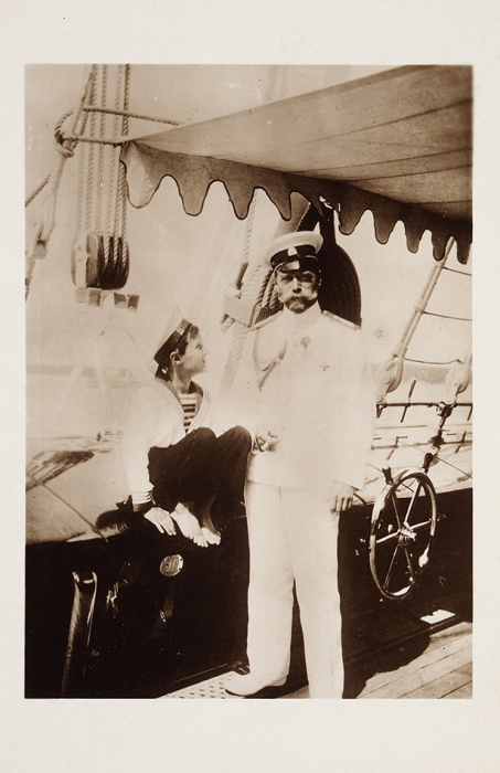 Почтовая карточка: Император России Николай II и цесаревич Алексей на борту яхты. Франция, [1913].