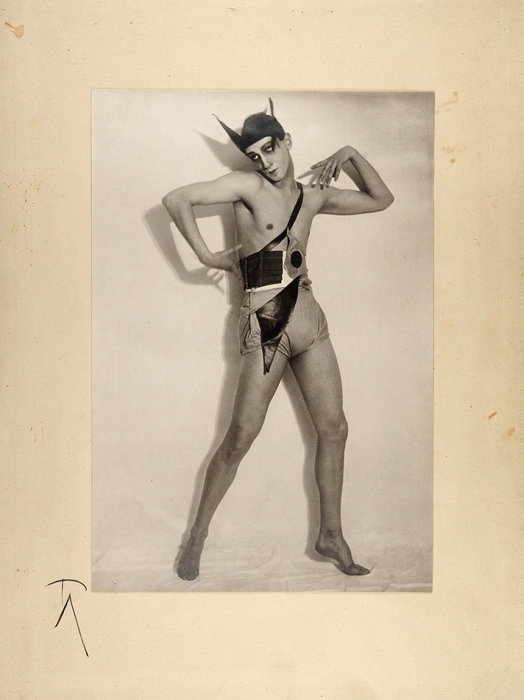 Фотография «Сценический образ в авангардной постановке в костюме в стиле Экстер». Россия, 1920-е гг.