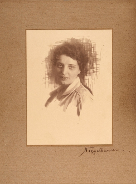 Три фотографии: Три женских портрета работы М. Наппельбаума. [1925].