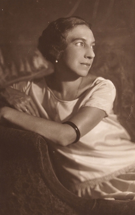 Три фотографии: Три женских портрета работы М. Наппельбаума. [1925].